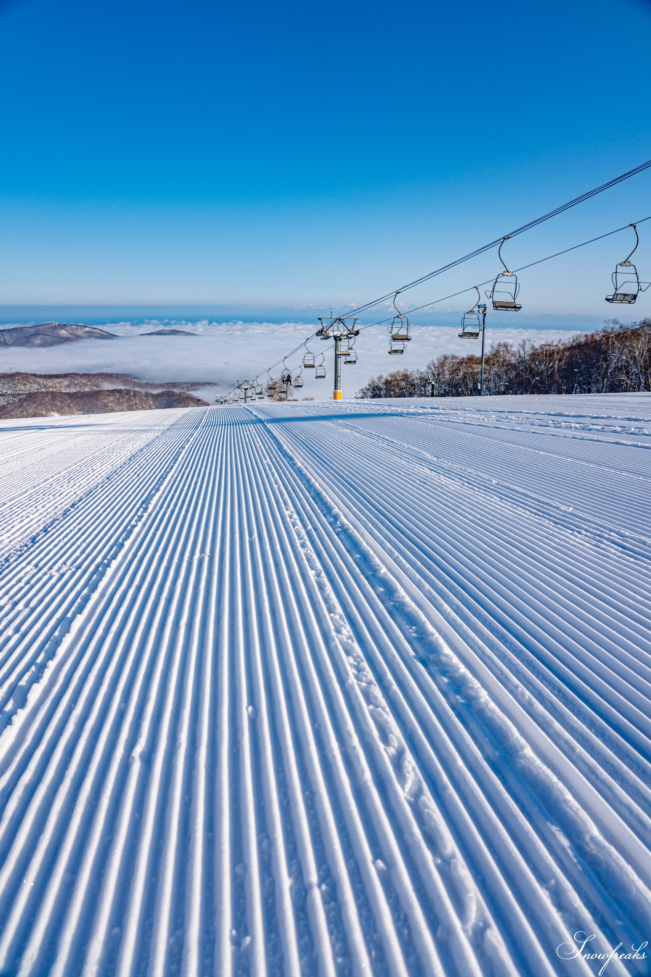 小樽天狗山スキー場　大雲海発生！息を吞む絶景とドライパウダー。北海道の雪山の魅力が詰まったローカルゲレンデを滑る！